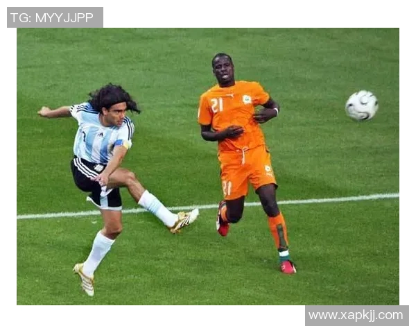 昔日足球巨星长发飘逸的风采与时代变迁的对比分析 昔日足球巨星长发飘逸的风采与时代变迁的对比分析