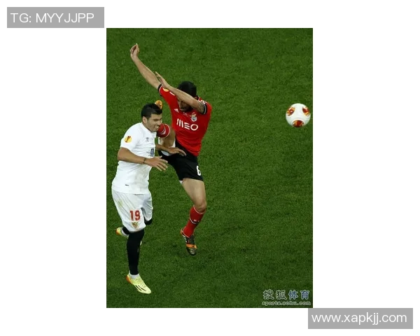 足球明星铲人瞬间精彩集锦展现球场激情与对抗的魅力 足球明星铲人瞬间精彩集锦展现球场激情与对抗的魅力